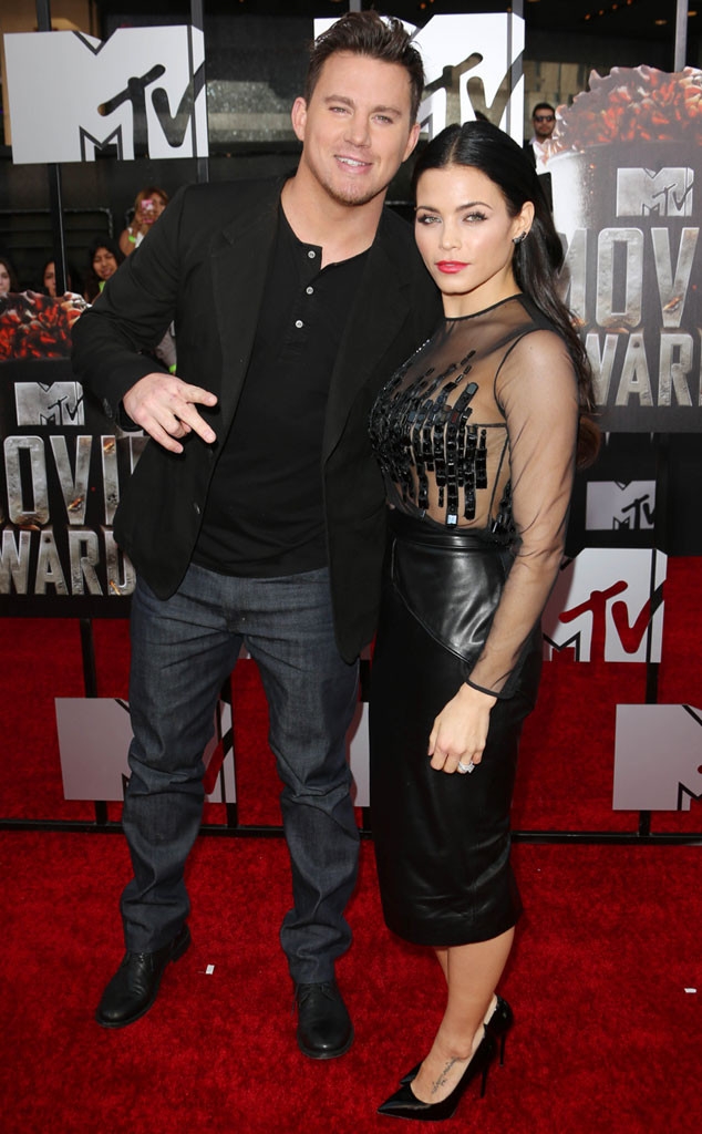 
	
	Liệu Channing Tatum có nhận ra rằng một chiếc áo vest cùng áo thun và quần jean không phải là trang phục cho thảm đỏ không nhỉ? Hãy nhìn cô vợ Jenna Dewan lộng lẫy như thế nào.